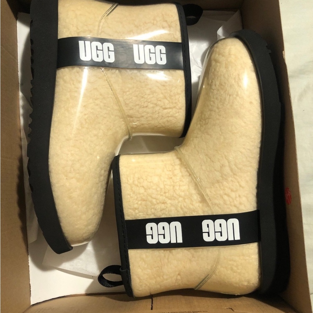 Ugg - New Kids Classic Clear Mini II

Size 4 - kids